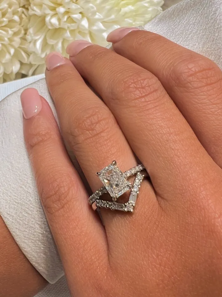 Mixed Diamond V Ring