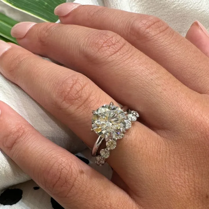 Round Lara Engagement Ring